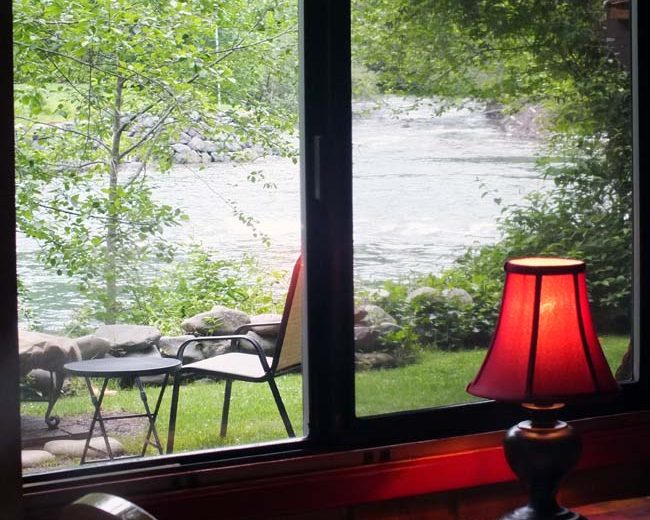 Skykomish River romantic rental cabin